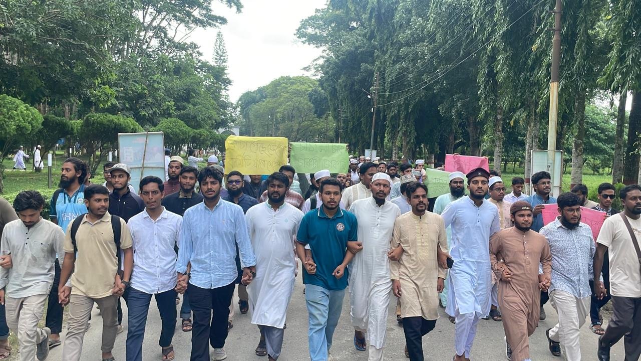 শিক্ষক নিয়োগ ম্যানেজিং কমিটির কাছে দেয়ার প্রতিবাদে ইবিতে মানবন্ধন ও মিছিল