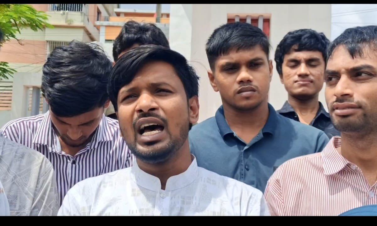 যবিপ্রবিতে ছাত্রীর ছবি ও ভিডিও বিকৃতির প্রতিবাদে মানববন্ধন: দোষীদের ২৪ ঘণ্টার আল্টিমেটাম যবিপ্রবি ছাত্রদলের