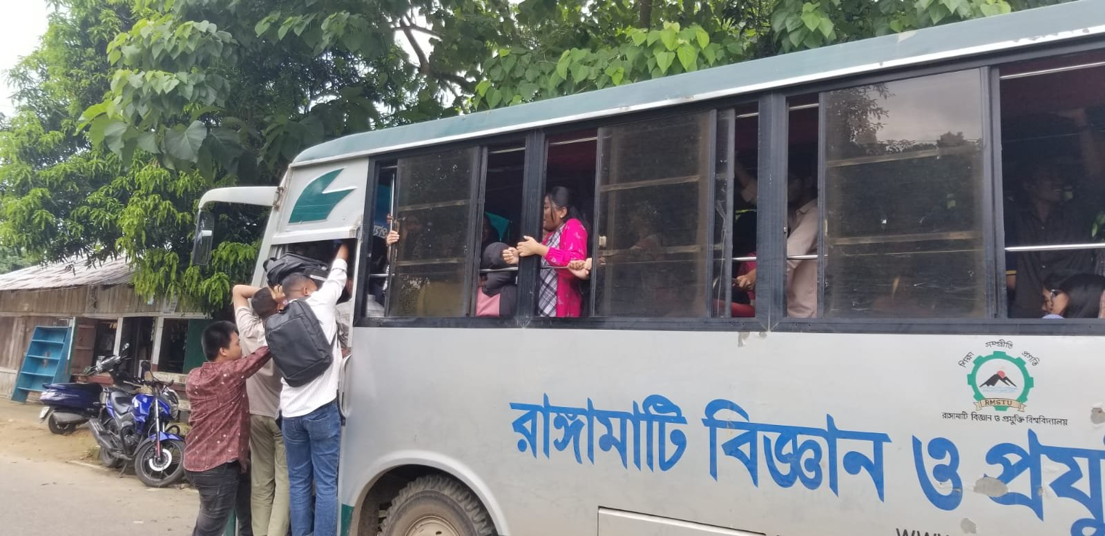 রাবিপ্রবির পরিবহন সেবা নিয়ে শিক্ষার্থীদের অসন্তোষ